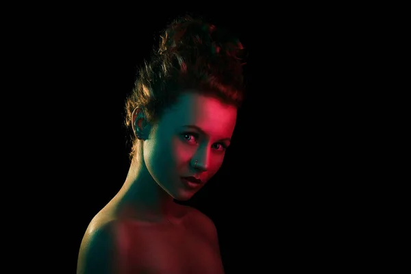 Retrato de linda cabeza roja chica con el pelo rizado en luces brillantes de colores posando en el estudio — Foto de Stock