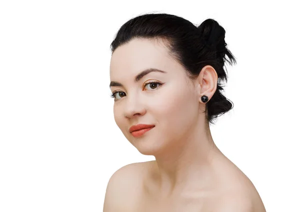 Skönhet kvinna face porträtt av blandad ras kaukasiska asiatiska kvinnlig modell isolerade på vit bakgrund — Stockfoto