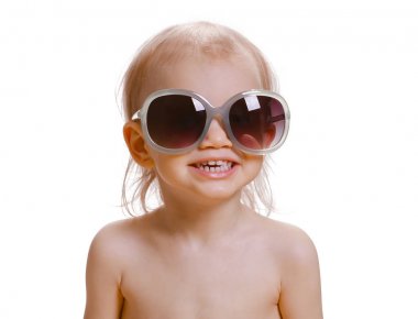 Şirin beyaz bebek 2-3 yıl yaşlı yüzünde büyük güneş gözlüğü ile portresi. Beyaz arka plan üzerinde izole