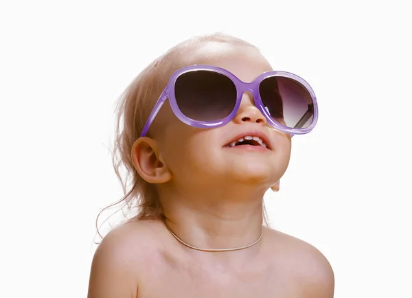 Портрет милого кавказского малыша 2-3 года с большими солнцезащитными очками на лице. Изолированный на белом фоне — стоковое фото