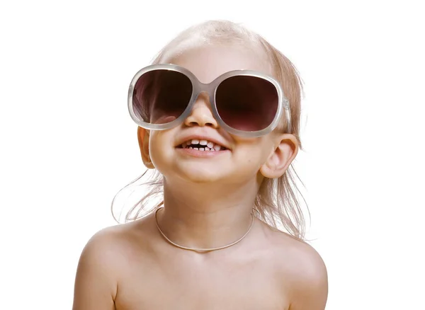 Porträt eines süßen kaukasischen Babys im Alter von 2-3 Jahren mit großer Sonnenbrille im Gesicht. isoliert auf weißem Hintergrund — Stockfoto
