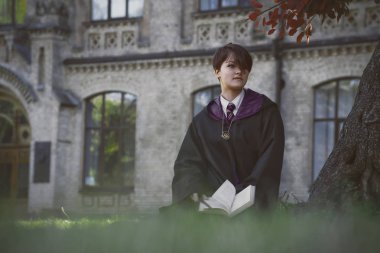 Kız Sihirbazı açık, okuma kitabı. Cosplay