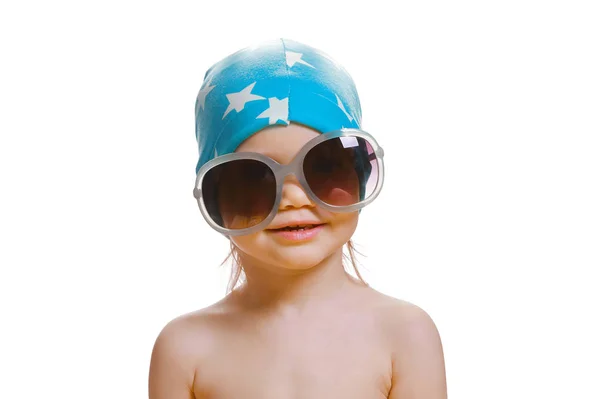 Porträt eines süßen kaukasischen Babys im Alter von 2-3 Jahren mit großer Sonnenbrille im Gesicht. isoliert auf weißem Hintergrund — Stockfoto