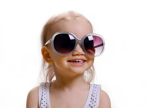 Porträt eines süßen kaukasischen Babys im Alter von 2-3 Jahren mit großer Sonnenbrille im Gesicht. isoliert auf weißem Hintergrund — Stockfoto