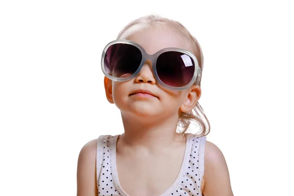 Porträt eines süßen kaukasischen Babys im Alter von 2-3 Jahren mit großer Sonnenbrille im Gesicht. isoliert auf weißem Hintergrund — Stockfoto