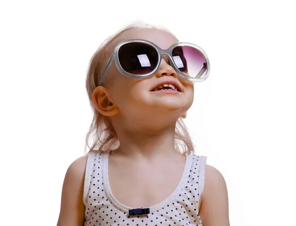 Porträt eines süßen kaukasischen Babys im Alter von 2-3 Jahren mit großer Sonnenbrille im Gesicht. isoliert auf weißem Hintergrund — Stockfoto