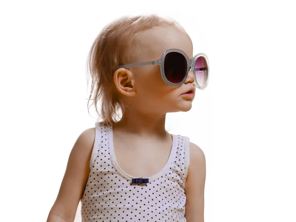 Porträt eines süßen kaukasischen Babys im Alter von 2-3 Jahren mit großer Sonnenbrille im Gesicht. isoliert auf weißem Hintergrund — Stockfoto