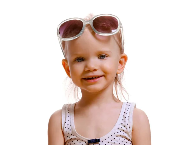 Porträt eines süßen kaukasischen Babys im Alter von 2-3 Jahren mit großer Sonnenbrille im Gesicht. isoliert auf weißem Hintergrund — Stockfoto