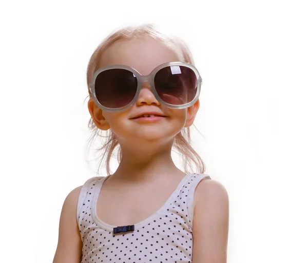 Retrato de bebê caucasiano bonito 2-3 anos de idade com grandes óculos de sol no rosto. Isolado sobre fundo branco — Fotografia de Stock
