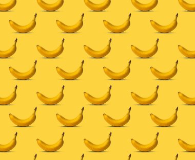 Desen muz. Taze olgunlaşmış muz meyve ıslak, su damla, sarı arka plan