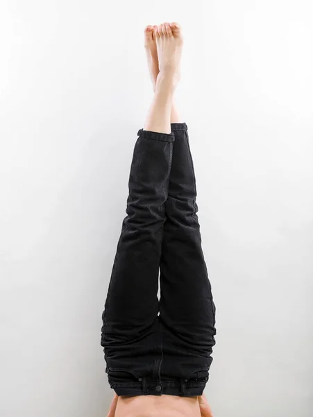 Jeans donna gambe dimostrazione senza scarpe, studio di tiro su sfondo grigio primo piano — Foto Stock