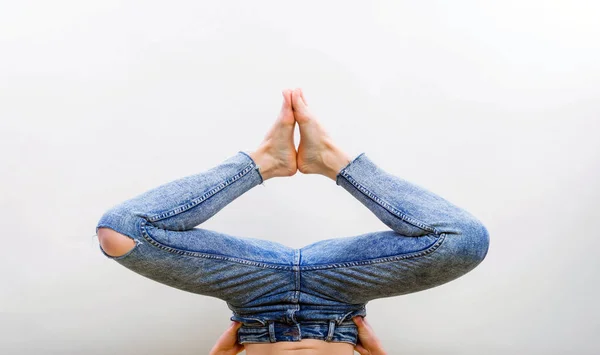 Vrouwen jeans benen demonstratie zonder schoenen, studio schieten op grijze achtergrond closeup — Stockfoto