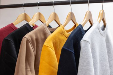 Dolaptaki ya da galerideki askıda asılı boş kazaklar.