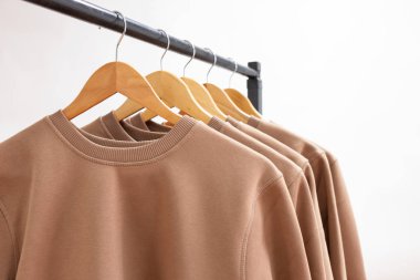 Dolaptaki ya da galerideki askıda asılı boş kazaklar.