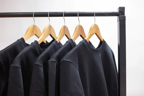 Порожні піджаки, що висять на вішалці в гардеробі або шоу-румі — стокове фото