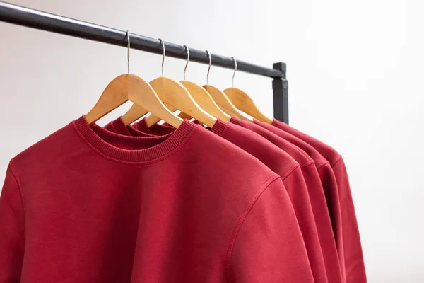 Tomma tröjor som hänger på en galge i garderoben eller showroom — Stockfoto