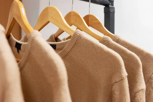 털 이 덥수룩 한 따뜻 한 스웨터는 옷걸이에 달려 있는 색깔이다 — 스톡 사진