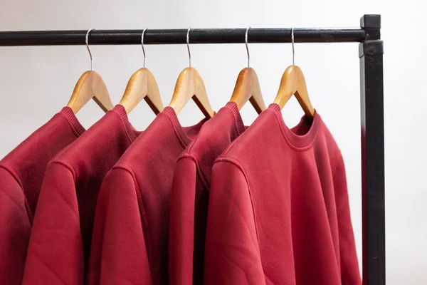 Puste bluzy wiszące na wieszaku w szafie lub salonie — Zdjęcie stockowe