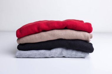 Örme renkli sıcak kazak yığını