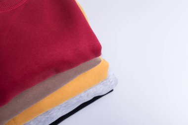 Boş renkli kazak yığını. Yakın çekim.