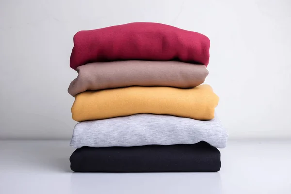 화려 한 색상의 무진장의 스웨터가 쌓여 있는 모습 — 스톡 사진