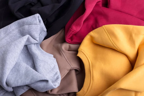 Concept kolorowe ciepłe puste bluzy zbliżenie — Zdjęcie stockowe