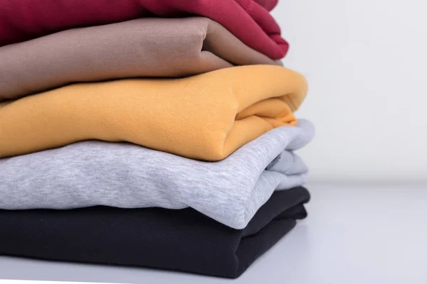 Stack med tomma färgglada sweatshirts närbild — Stockfoto