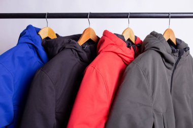 Aile konsepti ya da gardıroptaki askıda asılı duran ceketli parka galerisi.