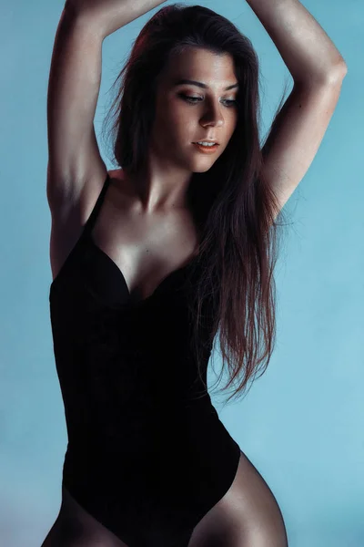 Modellfotózás Stúdióban Vékony Lány Hosszú Haj Pózol Test Fekete Bikini — Stock Fotó