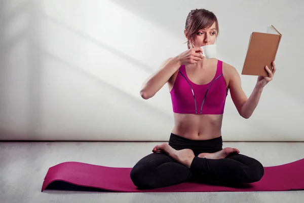 Gezond Leven Mediterende Vrouw Fitness Vrouw Oefenen Yoga Huis Ontspannen — Stockfoto