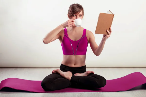 Vida Saludable Mujer Meditando Mujer Fitness Practicando Yoga Casa Relájate Imágenes de stock libres de derechos