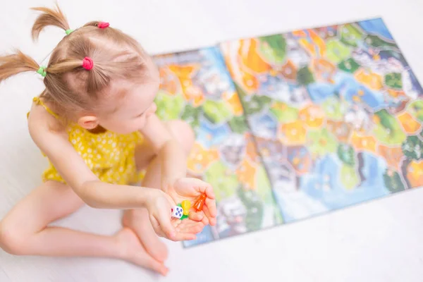 Σχέδιο Επιτραπέζιου Παιχνιδιού Μικρό Κορίτσι Παίζει Επιτραπέζιο Παιχνίδι Στο Σπίτι — Φωτογραφία Αρχείου
