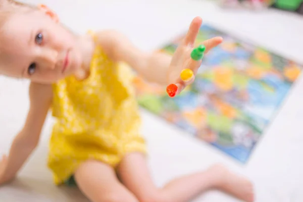 Conceito Jogo Tabuleiro Menina Pequena Jogar Jogo Tabuleiro Casa Sentado — Fotografia de Stock