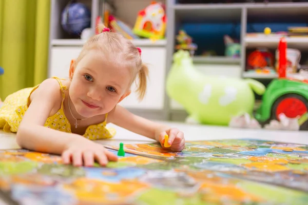 Conceito Jogo Tabuleiro Menina Pequena Jogar Jogo Tabuleiro Casa Sentado — Fotografia de Stock