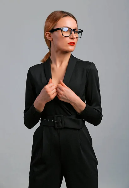 Elegant Affärskvinna Svarta Klassiska Overaller Och Glasess Poserar Över Grå — Stockfoto