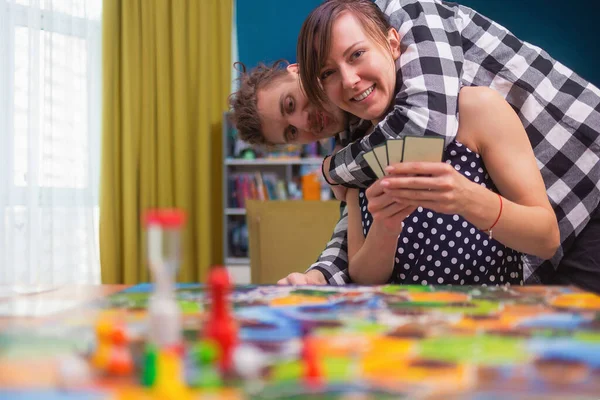 Brädspel Koncept Vänner Tillbringa Tid Tillsammans Brädspel Fält Siffror Tärningar — Stockfoto