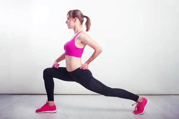 Girl Workout Wearing Pink Snickers Top Dark Leggings Doing Lunge — Stock Photo, Image