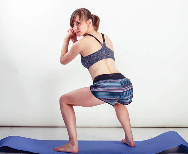 Beeld Van Sportieve Atletische Vrouw Sneakers Trainingspak Hurken Doen Sit — Stockfoto