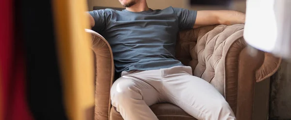 Hombre Casa Con Camiseta Blanco Sentado Silla Cerca Ventana Casa — Foto de Stock