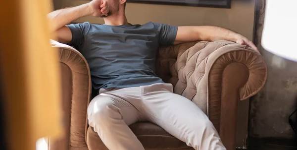 Hombre Casa Con Camiseta Blanco Sentado Silla Cerca Ventana Casa — Foto de Stock