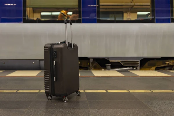 Gepäck auf Rädern am Bahnhof in Bahnnähe. Warten am Bahnhof während der Reise oder im Urlaub mit Gepäck — Stockfoto