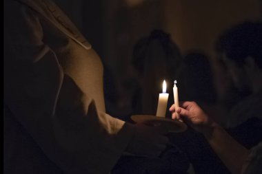 Geleneksel olarak kilisedeki tüm dini kıyafet giyen kadınlar mum ateşini paylaşırlar. İsveç 'te Lucia Günü kutlaması