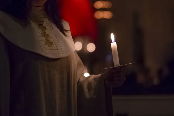 Mulher está lidando com velas no traditionall hábito religioso vestido na igreja. Celebração do dia de Lúcia na Suécia — Fotografia de Stock