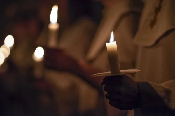 Los niños están manejando velas en la tradicióntodos los vestidos de hábito religioso en la iglesia. Celebración del Día de Lucía en Suecia — Foto de Stock