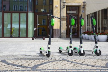 Polonya 'daki elektrikli scooter kiralama istasyonu. Çevre taşımacılığı, trafik sıkışıklıklarına karşı mücadele, ulaşım altyapısı