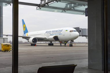 Ukrayna Uluslararası Havayolları 'ndan Boeing 737-800 uçuştan önce havaalanında