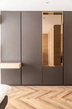 Altın aynayla süslenmiş şık bir dolap ve gri renkli sprey boya kapısı / fotokopi alanı / iç tasarım