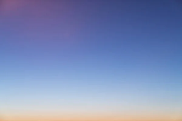 Cielo gradiente nel tempo del tramonto con arancione al bambino colore blu / effetto gradiente / concetto di sfondo / struttura del cielo — Foto Stock