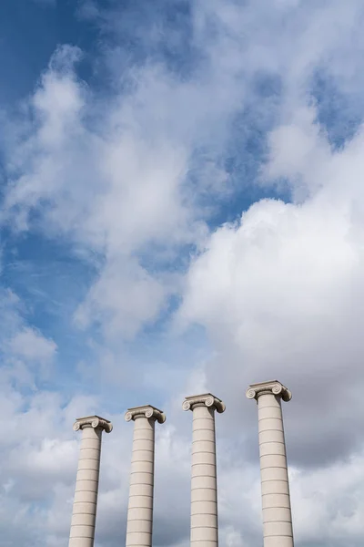 Samenstelling van vier ionische kolom met bewolkte lucht op de achtergrond in verticaal zicht / kopieerruimte / pilaar / architectuur — Stockfoto