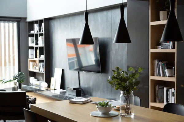 Elegante comedor en estilo moderno con madera y tema de color gris en la escena de ajuste de luz natural / diseño de interiores con estilo / acogedor comedor — Foto de Stock